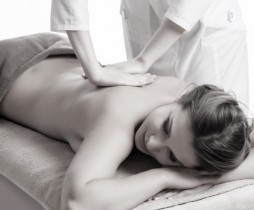 1-2955_masajista-que-hace-masaje-cuerpo-mujer-salon-balneario-concepto-tratamiento-belleza_78203-947.jpg