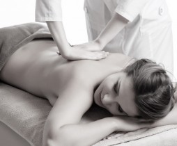 1-2955_masajista-que-hace-masaje-cuerpo-mujer-salon-balneario-concepto-tratamiento-belleza_78203-947.jpg